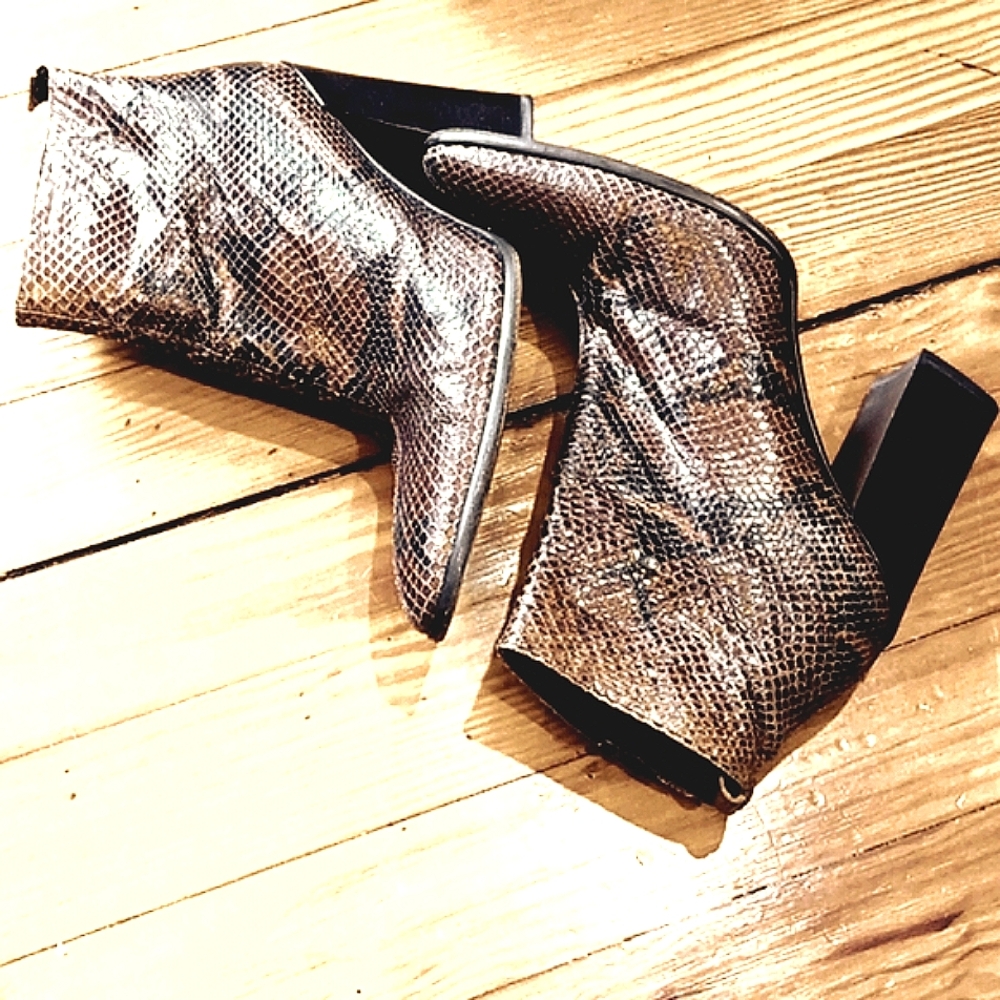VIA SPIGA. VINTAGE "SOUL" MOCHA PYTHON PRINT BLOCK HEEL ANKLE BOOTIE. 10M.